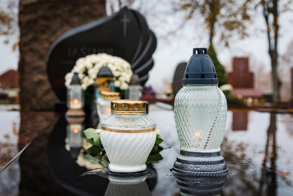 Žvakidės kapams: kurios laikosi ilgiausiai ir atsparios šalčiui?